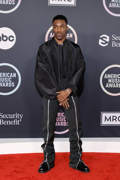 Giveon AMAs red carpet 2021