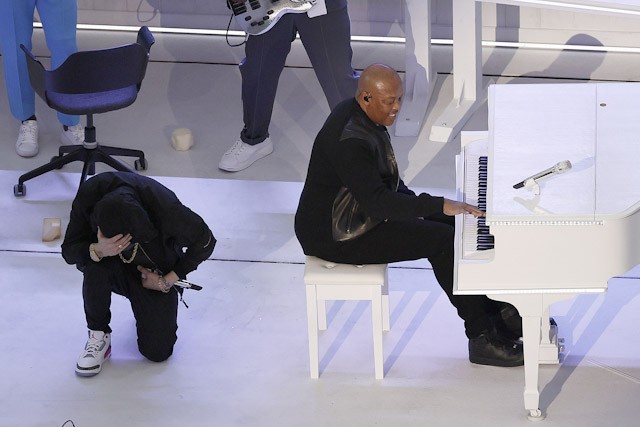 Eminem kneels during Super Bowl 2022 halftime show