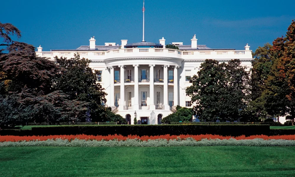 Lightning Strikes Near The White House, 3 Dead